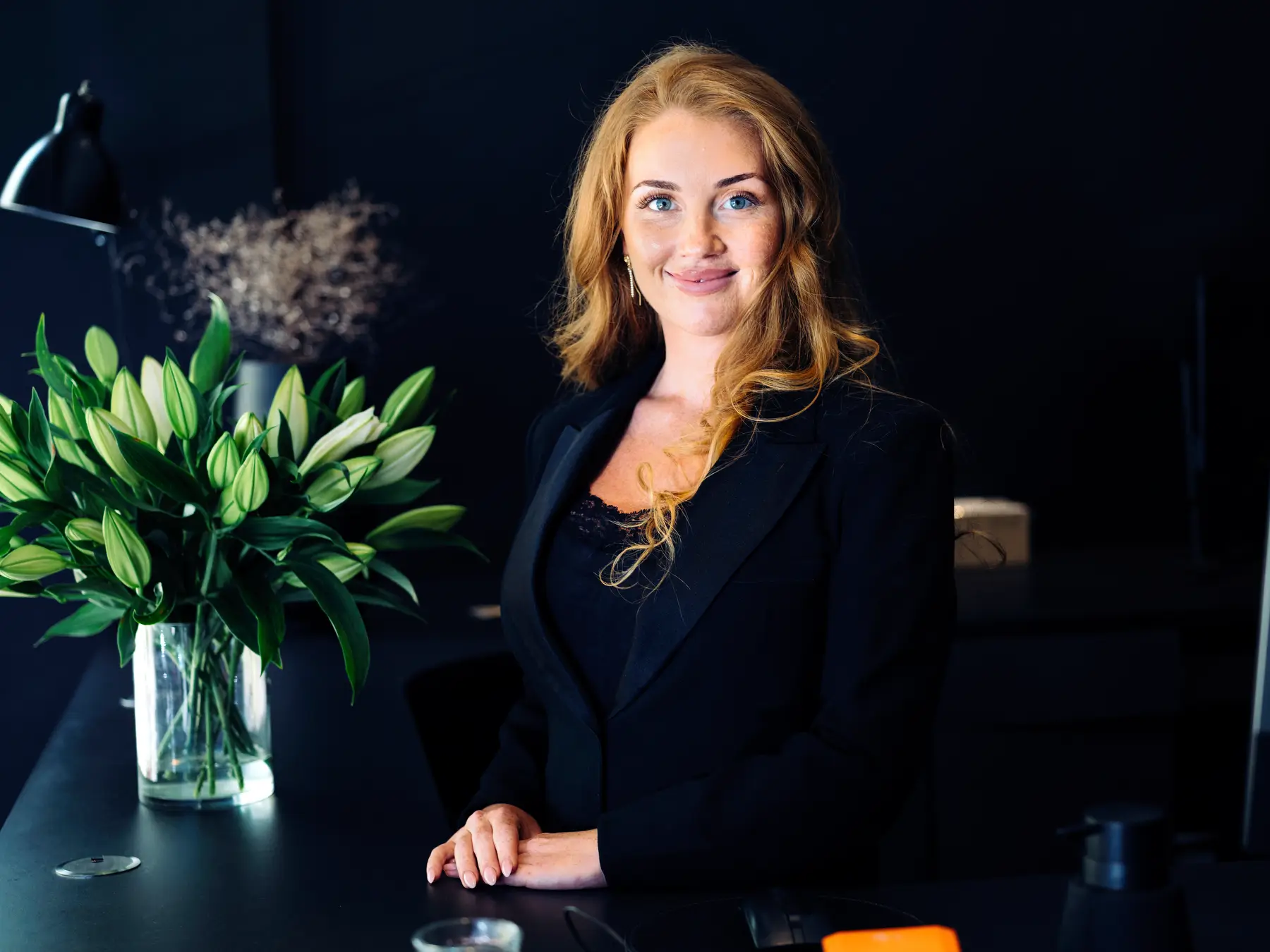Receptionist Emma tager imod i Godtands reception