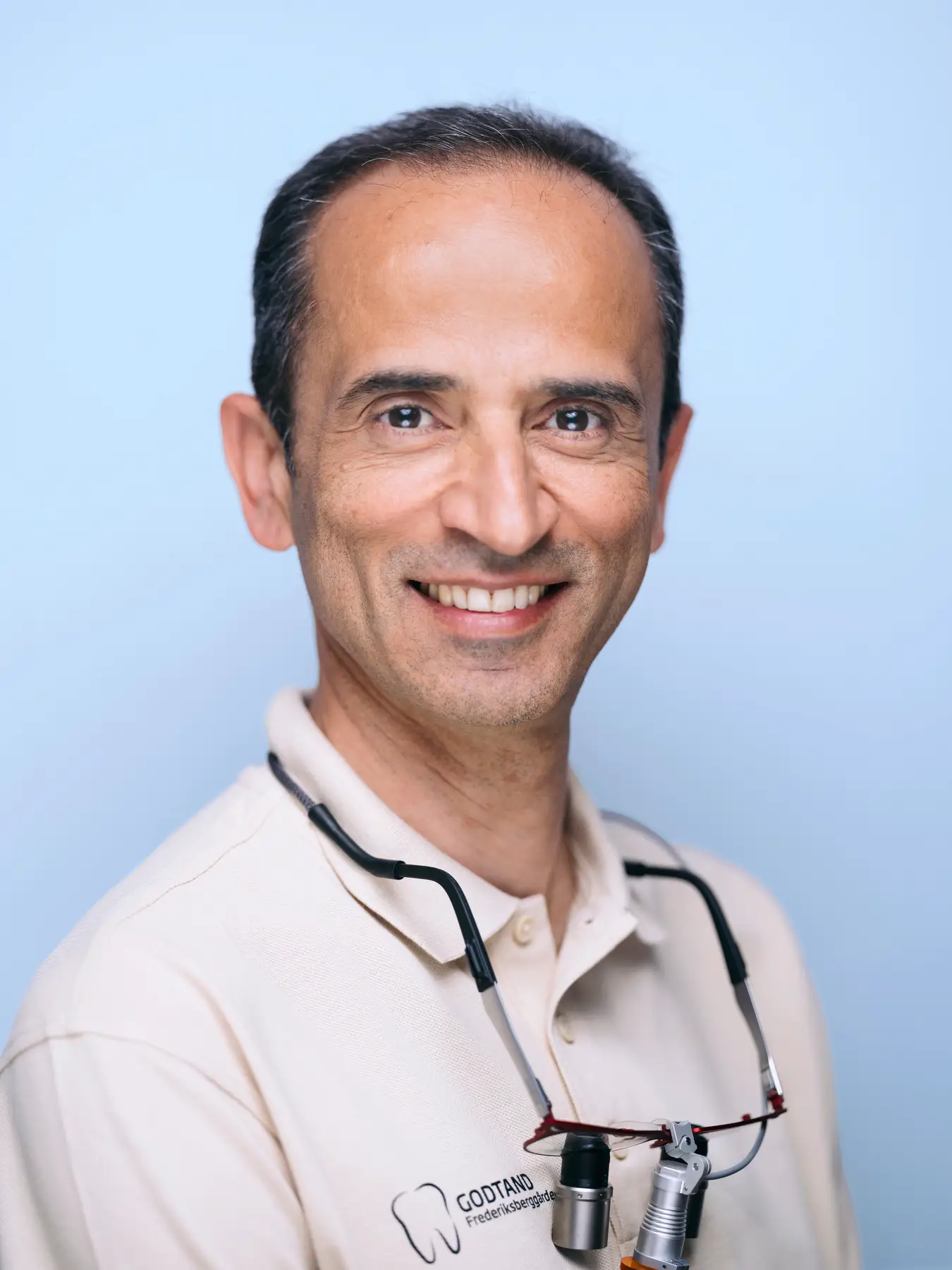 Portræt af tandlæge og kæbekirurg Adel Khayati, Godtand Frederiksberggårdens tandklinik