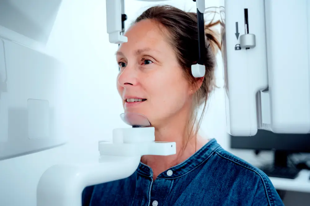 Person peger på en 3D-scanning